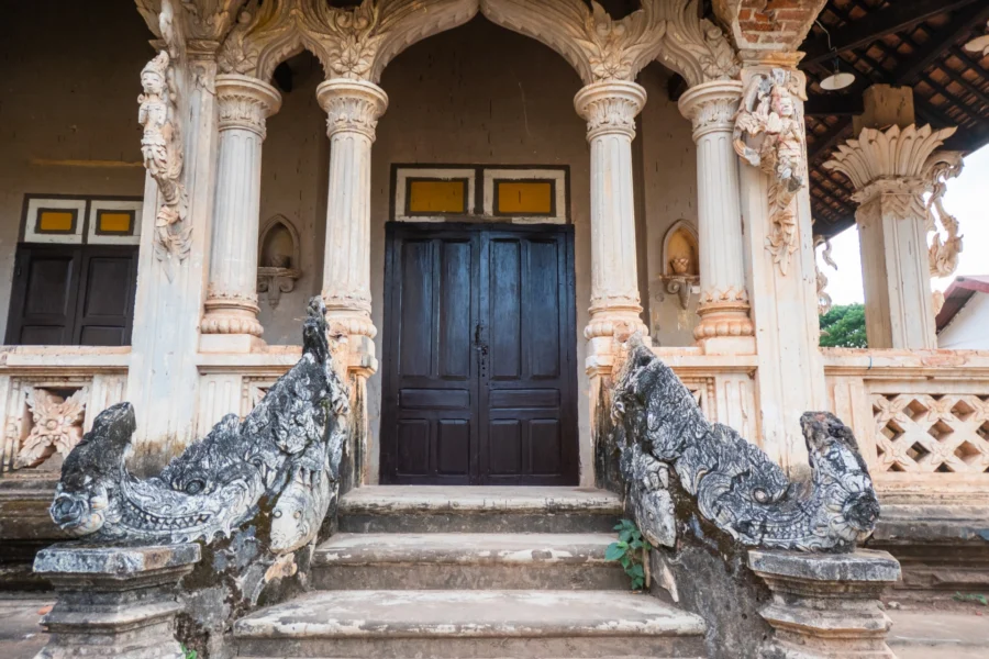 details escalier au wat luang paksé laos