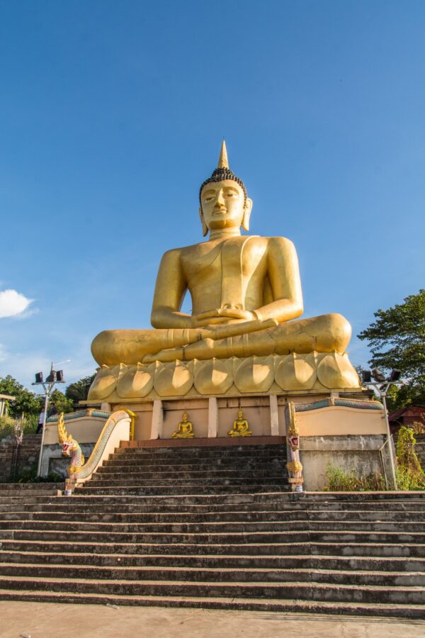 grand bouddha doré au wat phousalao paksé