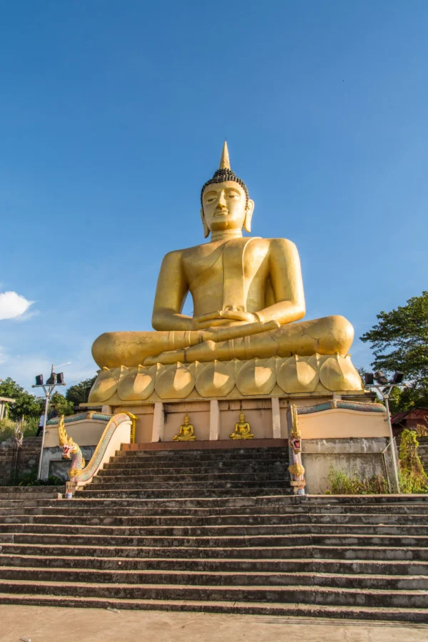 grand bouddha doré au wat phousalao paksé