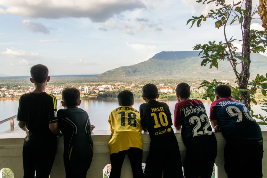 groupe de jeune admirant vue depuis wat phousalao paksé