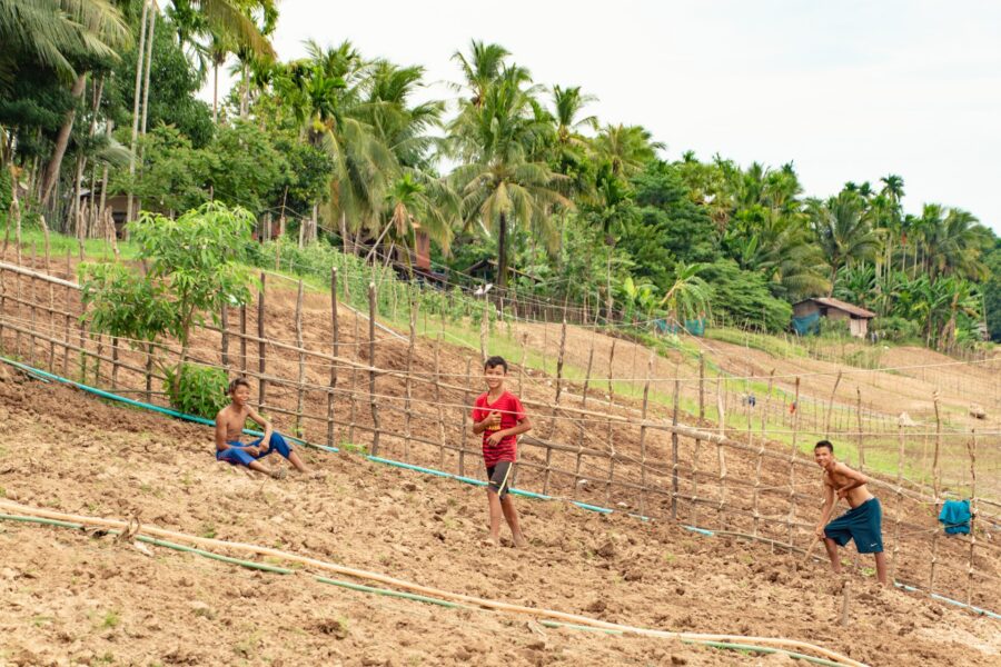 jeunes au travail berges du mekong champassak