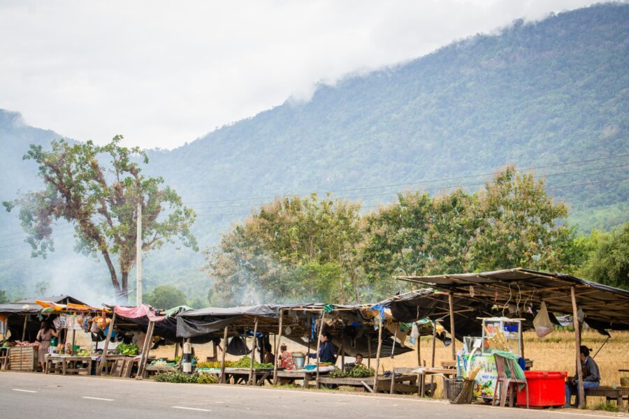 marchands bord route huapakor market champassak