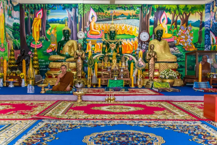 moine et interieur du wat phousalao paksé laos