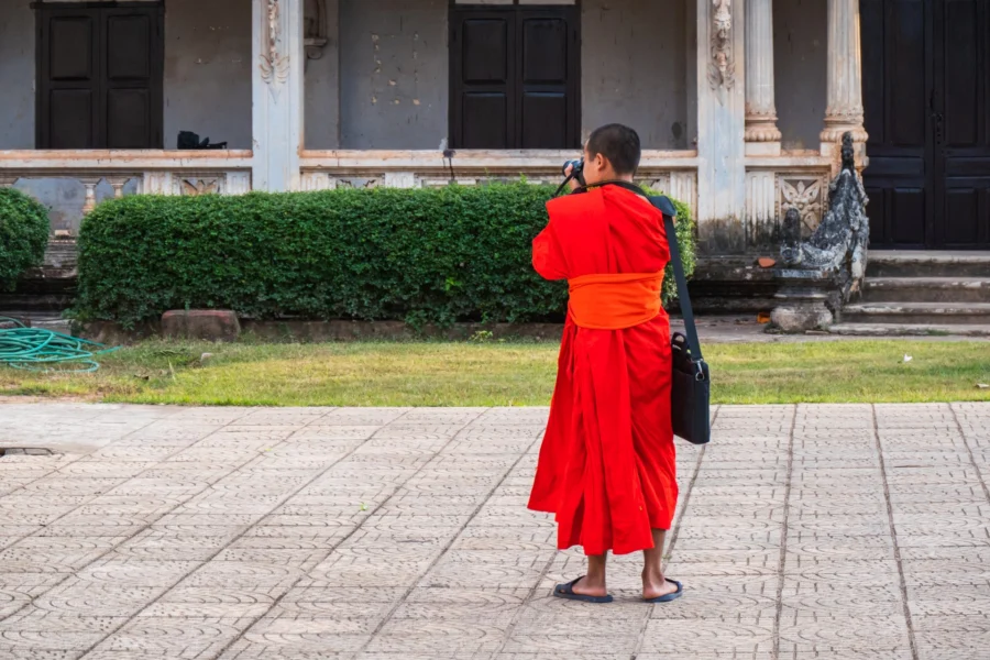moine touriste au wat luang paksé laos