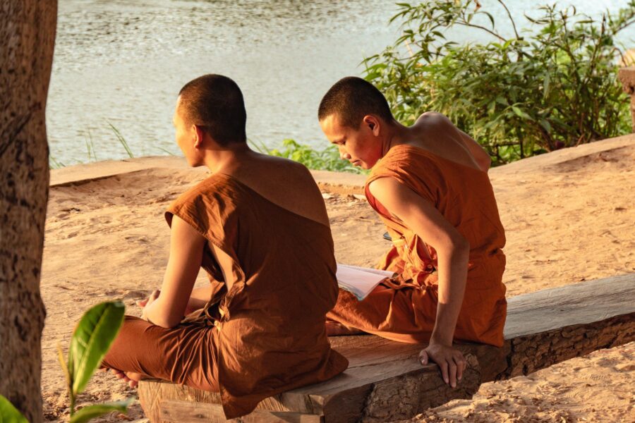 moines en discussion wat luang paksé laos