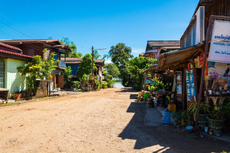 pha pin chemin acces quai bateau traversee mekong