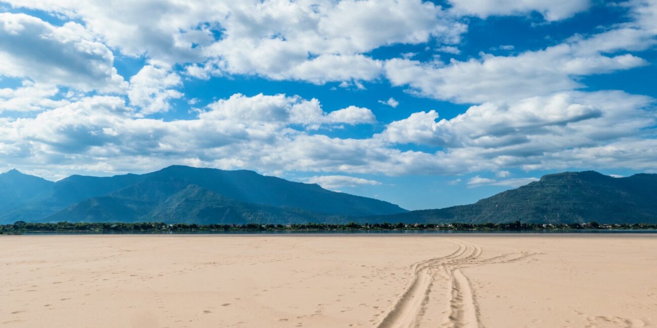 plage de sable sur ile de don daeng champassak laos