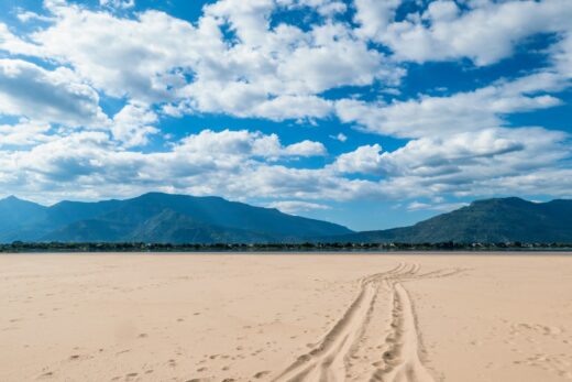 plage de sable sur ile de don daeng champassak laos