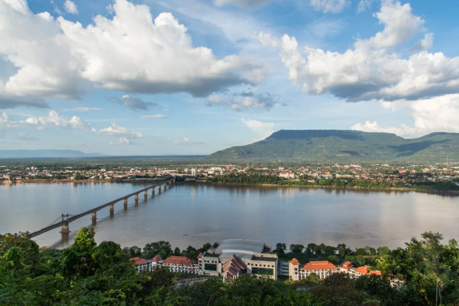 point de vue sur paksé depuis wat phousalao
