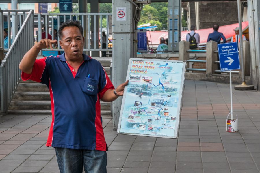 rabatteur au sathorn pier taksin bangkok thailande