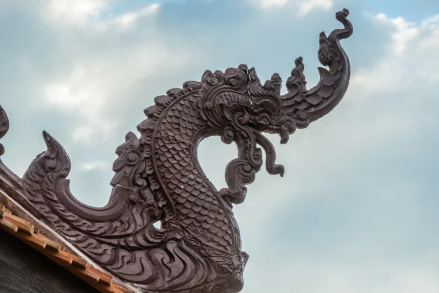 sculpture naga sur tout du wat luang paksé laos