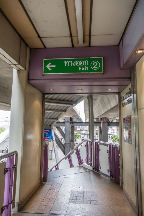 sortie metro bts saphan taksin bangkok thailande
