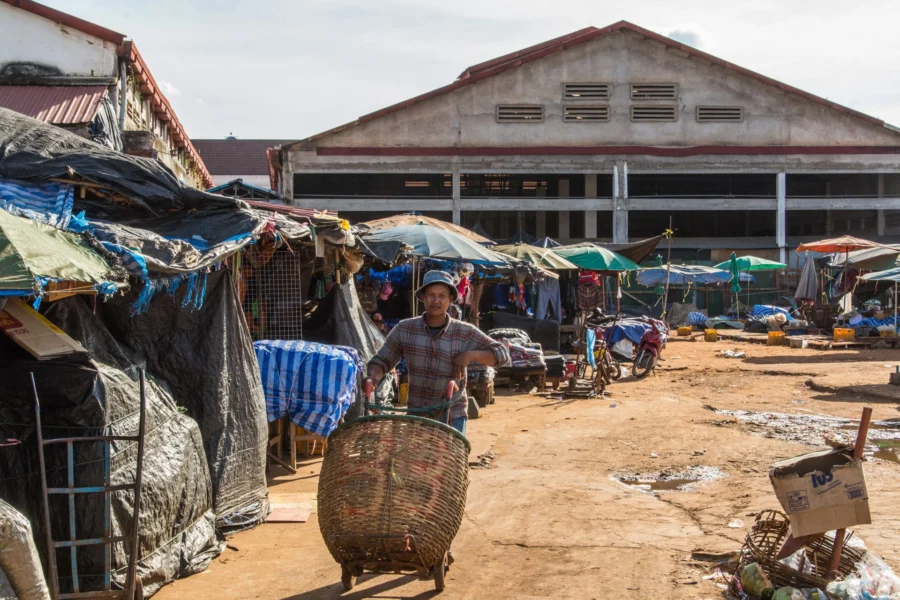 travailleur au marché populaire de paksé dao hueang