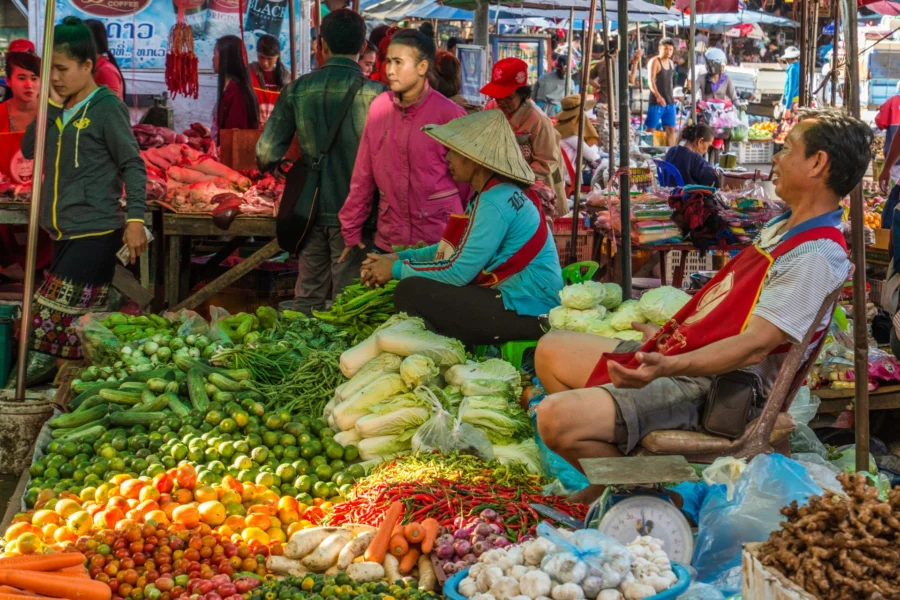 vendeurs au marché dao hueang de paksé