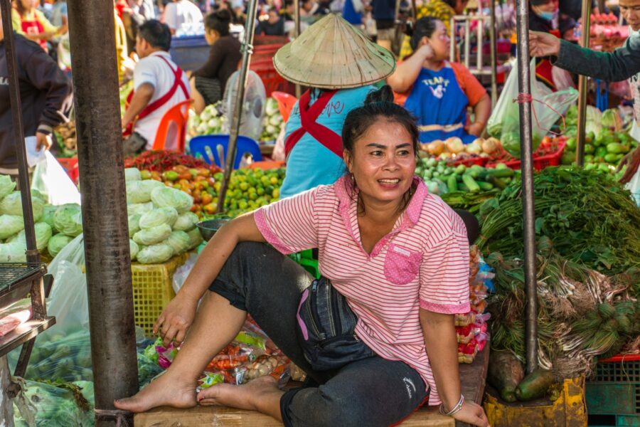 vendeuse tout sourire marché dao hueang de paksé