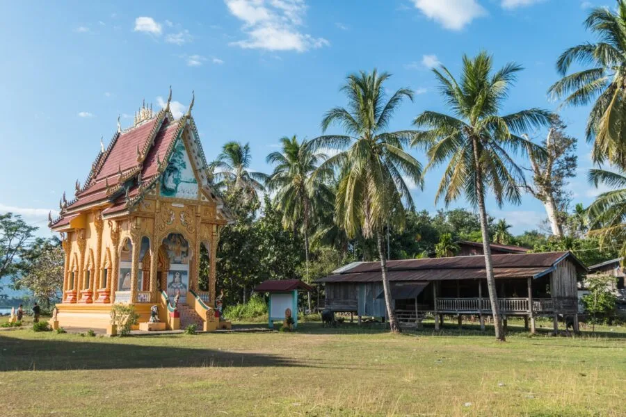 vat ban huadone don daeng champassak laos