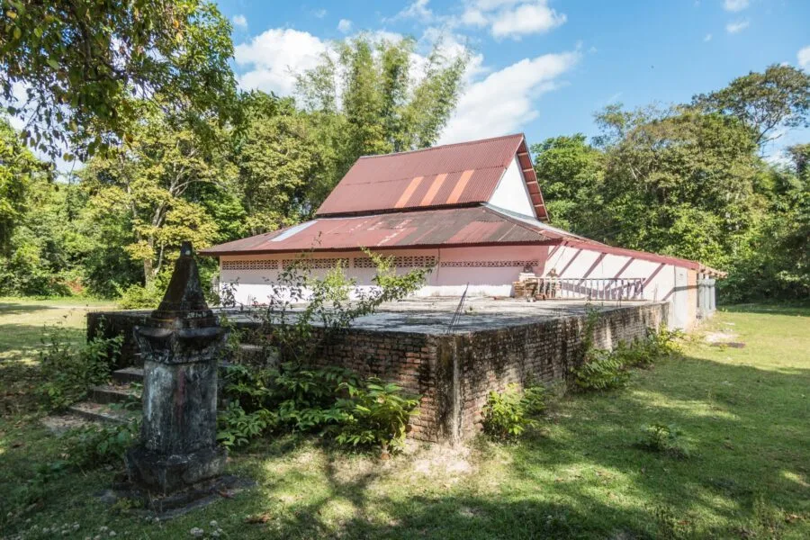 vat pa phonsamek island of don daeng champassak