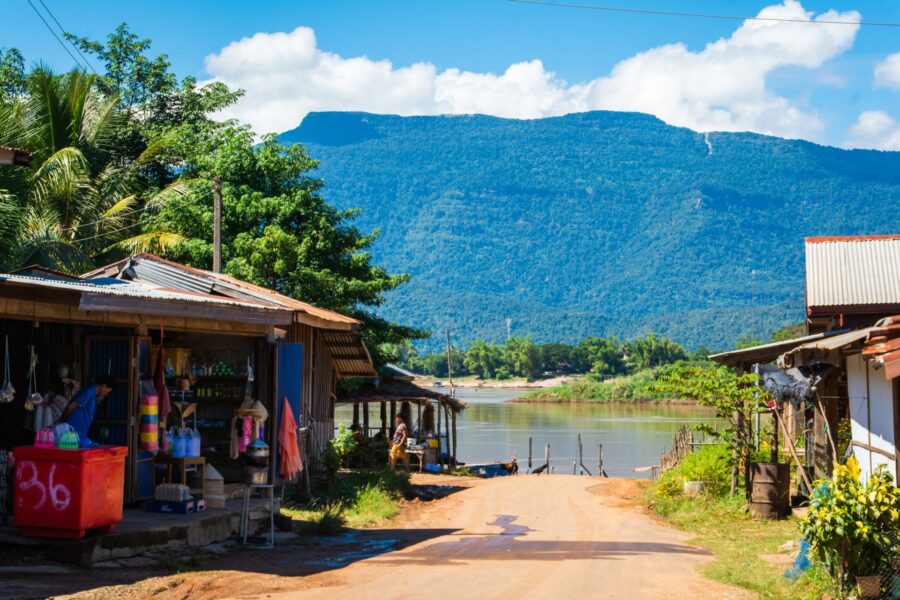arrivee quai pour traverser mekong ban muang champassak