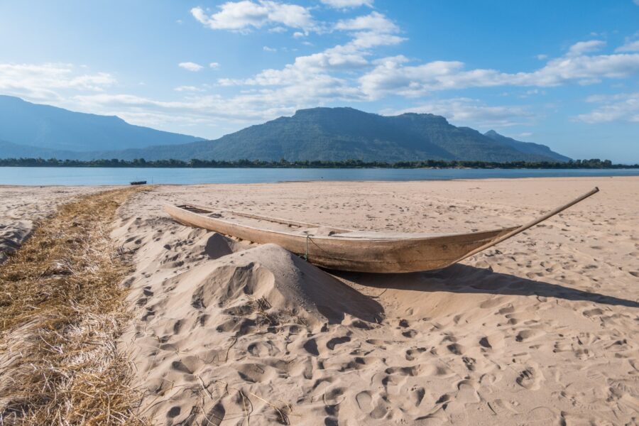 barque au nord de don daeng champassak laos