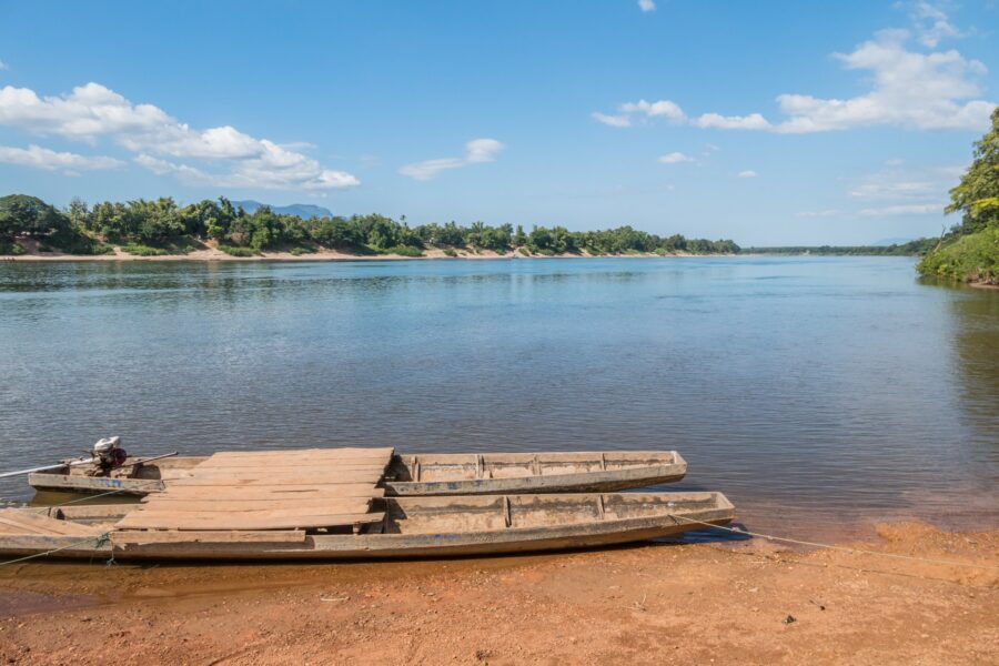 barque pour traverser mekong vers don daeng champassak