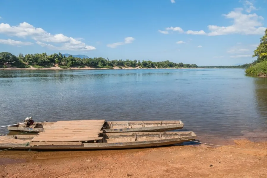boat to cross the Mekong towards Don Daeng Champassak