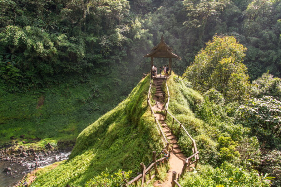 chemin et abri a la cascade tad yuang laos