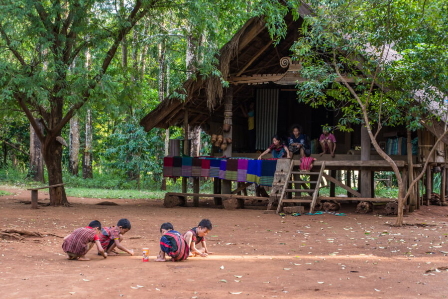 enfant au village ethnique pha suam waterfall plateau des bolovens laos