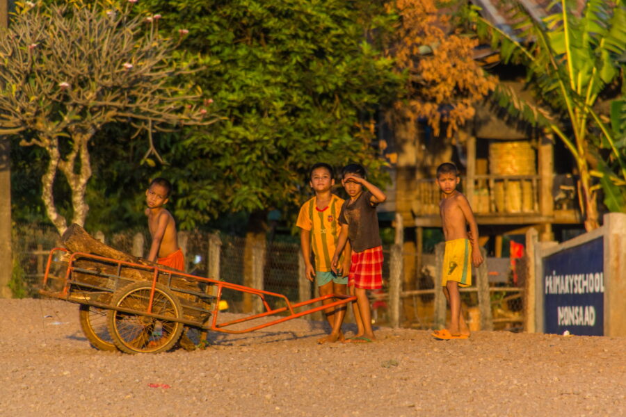 enfants aperçu vers la route de paksé laos