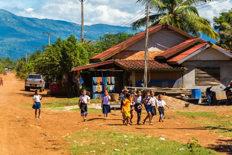 enfants bord de route vers tad koy loy champassak laos