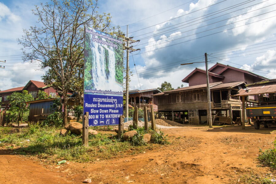 entree chemin menant tad yuang waterfall laos