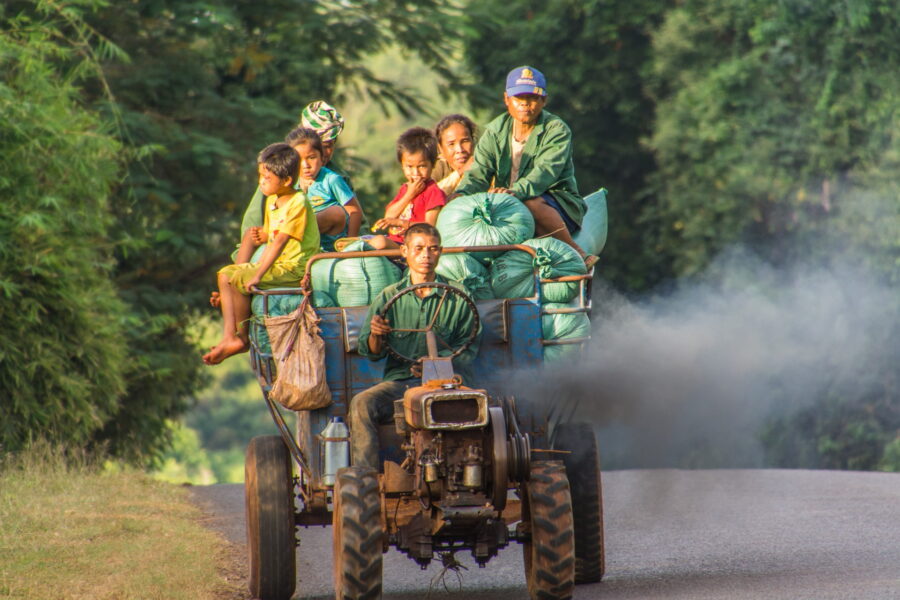 famille sur motoculteur route du plateau des bolovens laos