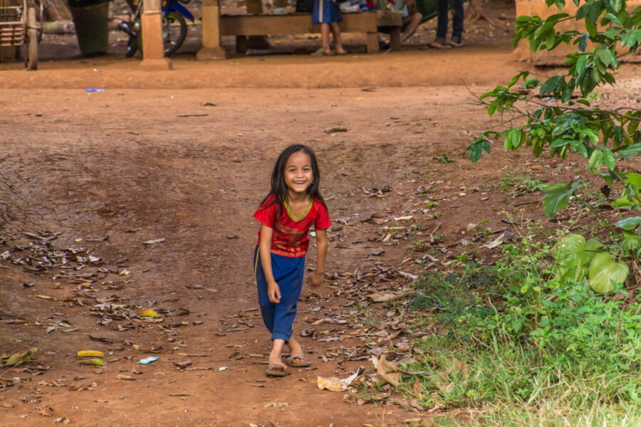 fille souriante campagne du plateau des bolovens laos