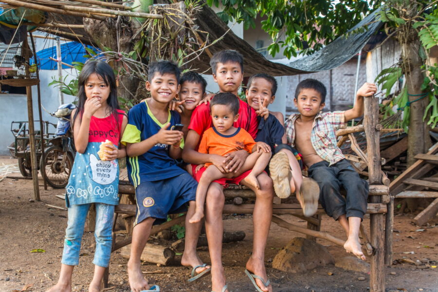 groupe enfants sur route du plateau des bolovens