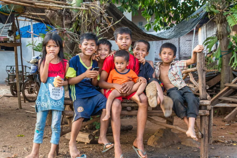 group of children on the road to the Bolovens plateau