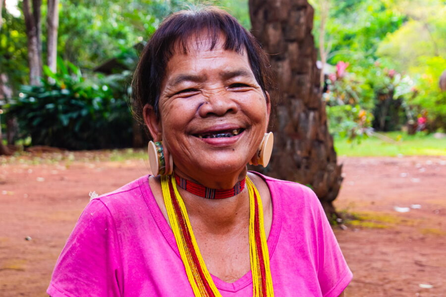 habitante souriante village pha suam waterfall plateau des bolovens laos