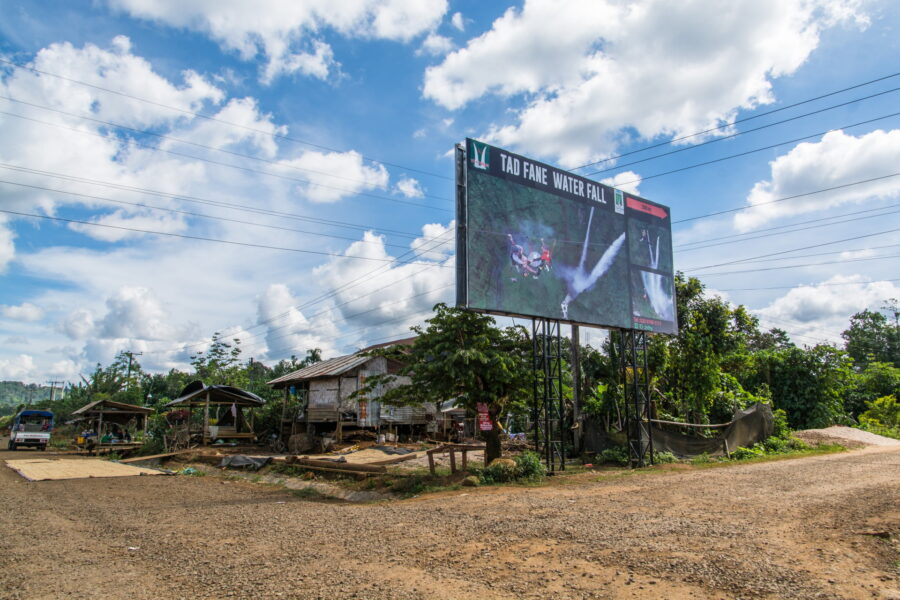 panneau indiquant chemin vers tad fane laos