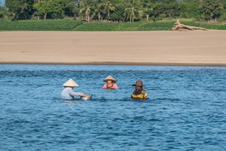 pecheurs laotiens au milieu du mekong champassak
