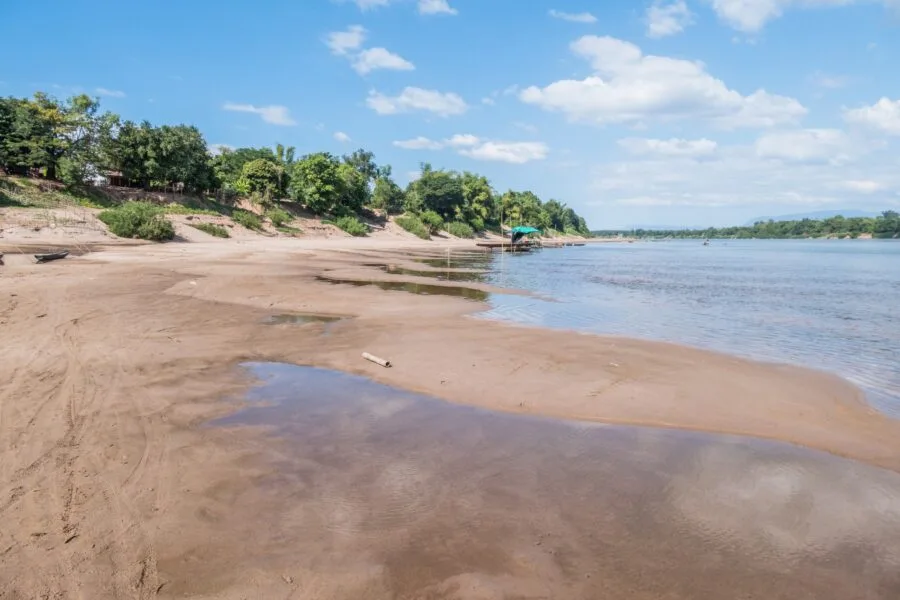 beach access to don daeng island champassak