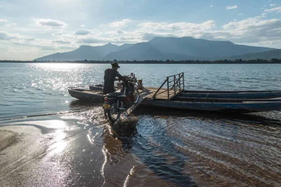 crossing the mekong don daeng towards champassak