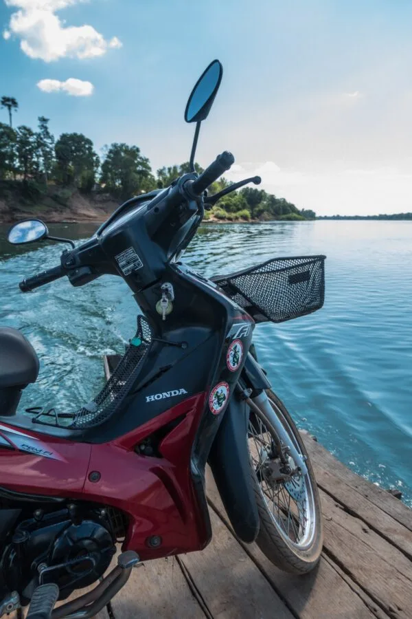 crossing mekong by motorbike towards don daeng champassak