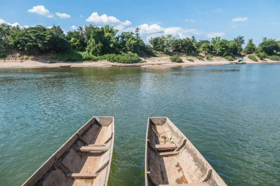 crossing mekong towards don daeng champassak