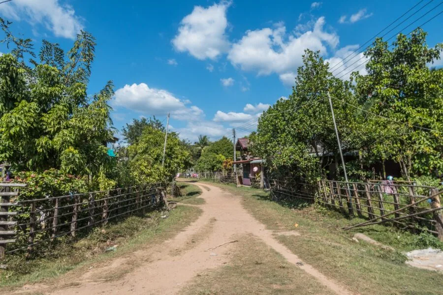 crossing village island of don daeng champassak