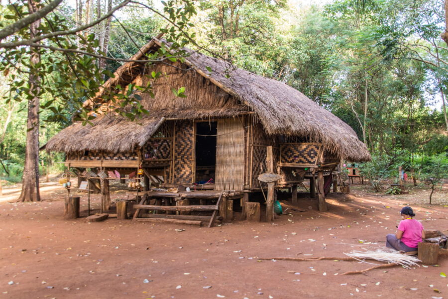 une maison au village pha suam waterfall plateau des bolovens laos