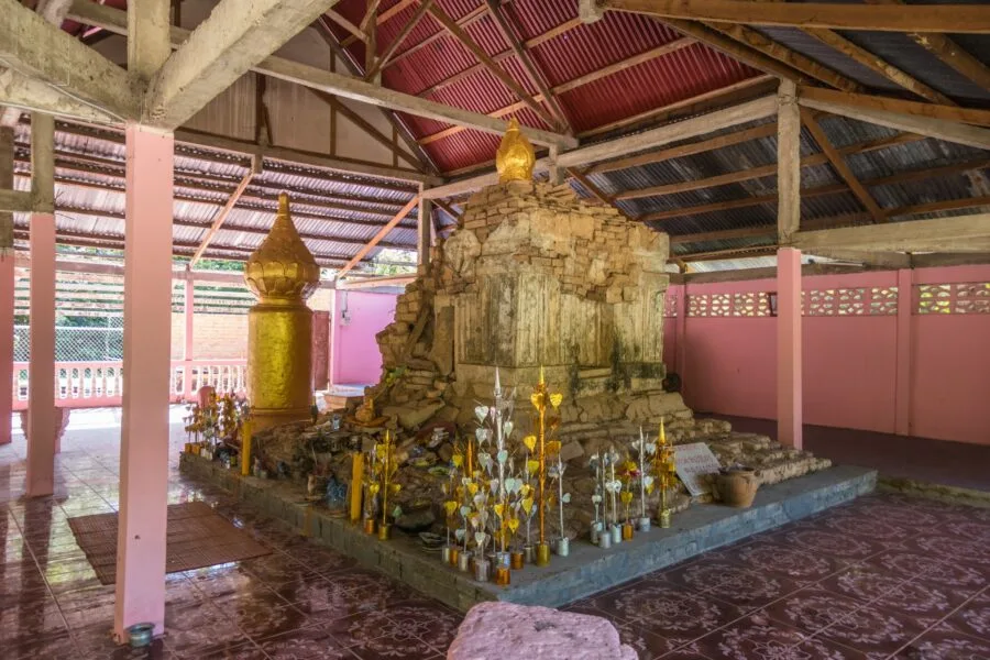 old chedi at vat pa phonsamek don daeng champassak