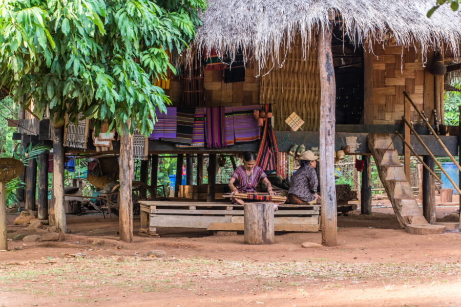 village ethnique jouxtant cascade de tad pha suam laos