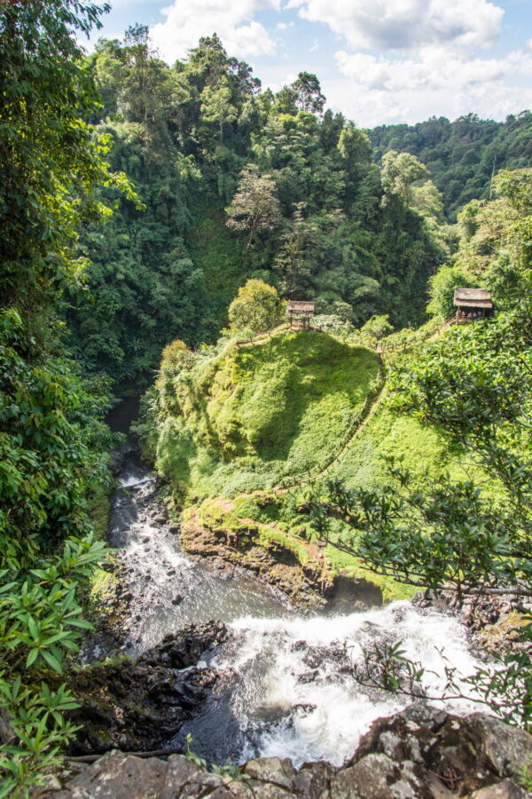 vue du haut cascade tad yuang laos