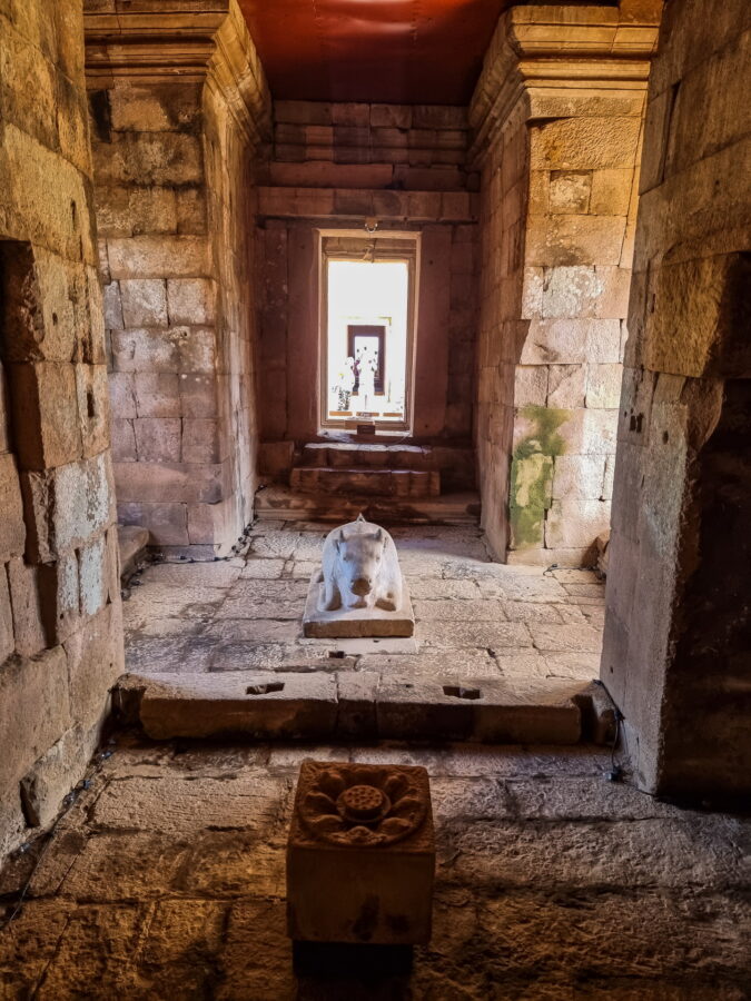 interieur du prasat phanom rung avec statue vache buriram