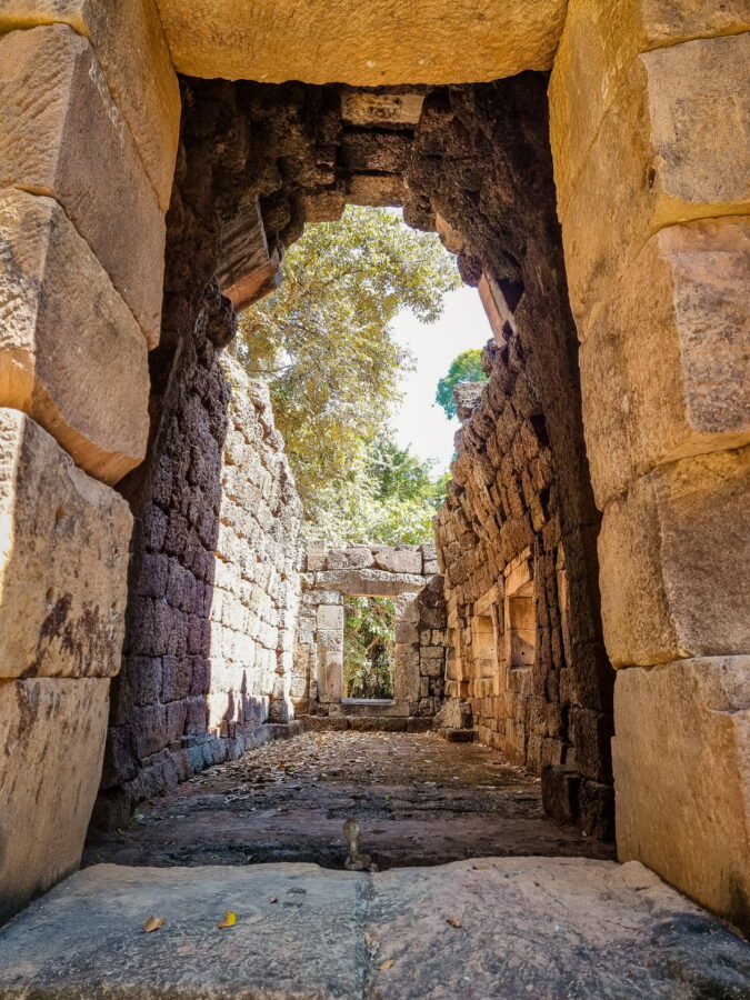 interieur prasat ta muan province de surin thailande