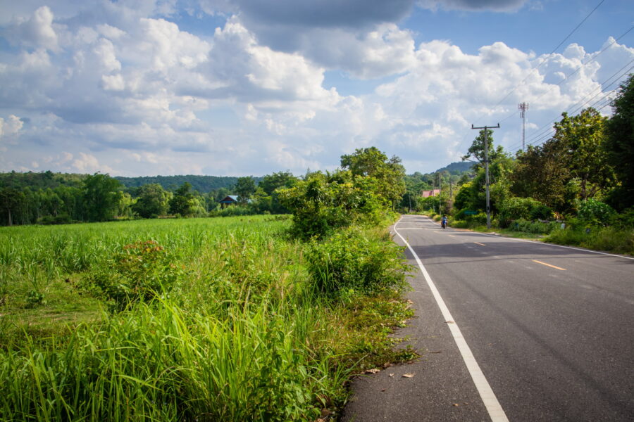 route de campagne en isan nord est thailande