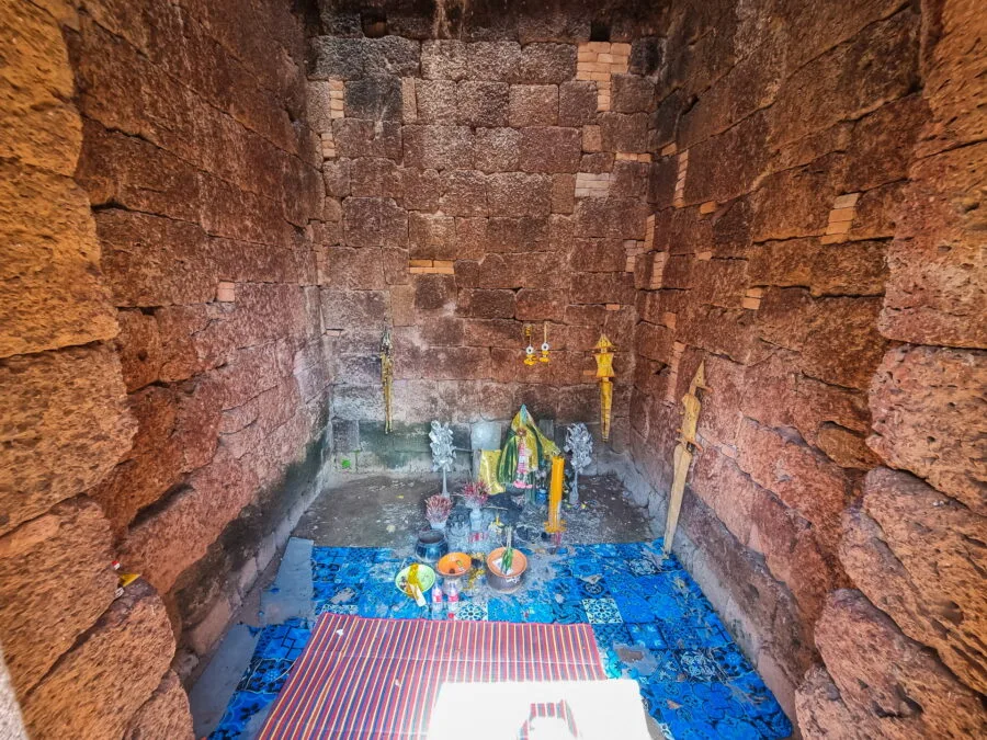 prayer room prasat ta muan thom border thailand cambodia